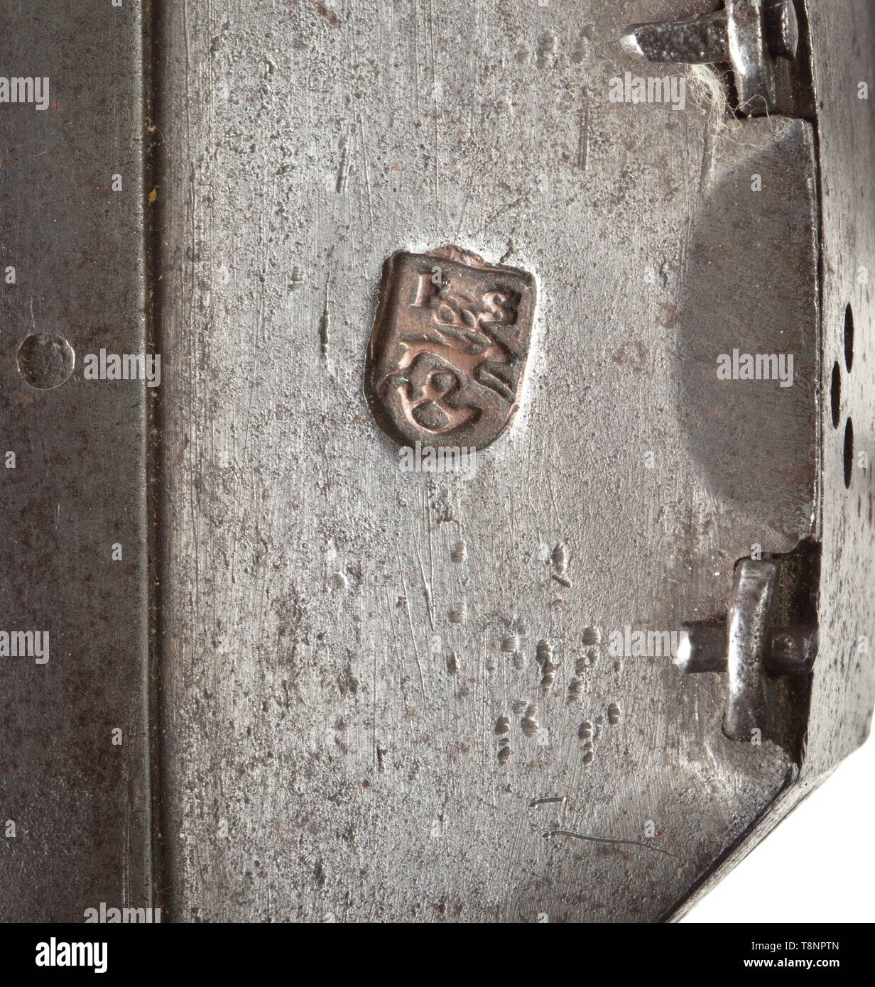 Un cranequin, Nuremberg, datée 1565 en fer. Boîte de vitesses angulaires avec un doublé de laiton master mark (stag et cor de chasse avec les initiales 'FS'). L'arbre d'origine fait de chanvre noués à la boucle de cordes. Manivelle courbe avec la poignée en bois tourné d'origine avec un os férule. La crémaillère avec corde claw et finement gravée date 1565, le crochet de la courroie est manquant. Longueur 34 cm., historique, historique, arbalète arbalètes, armes à distance, armes, objet, objets, clipping, cut out, cut-out, cut-outs, 16e siècle, Additional-Rights Clearance-Info-Not-Available- Banque D'Images