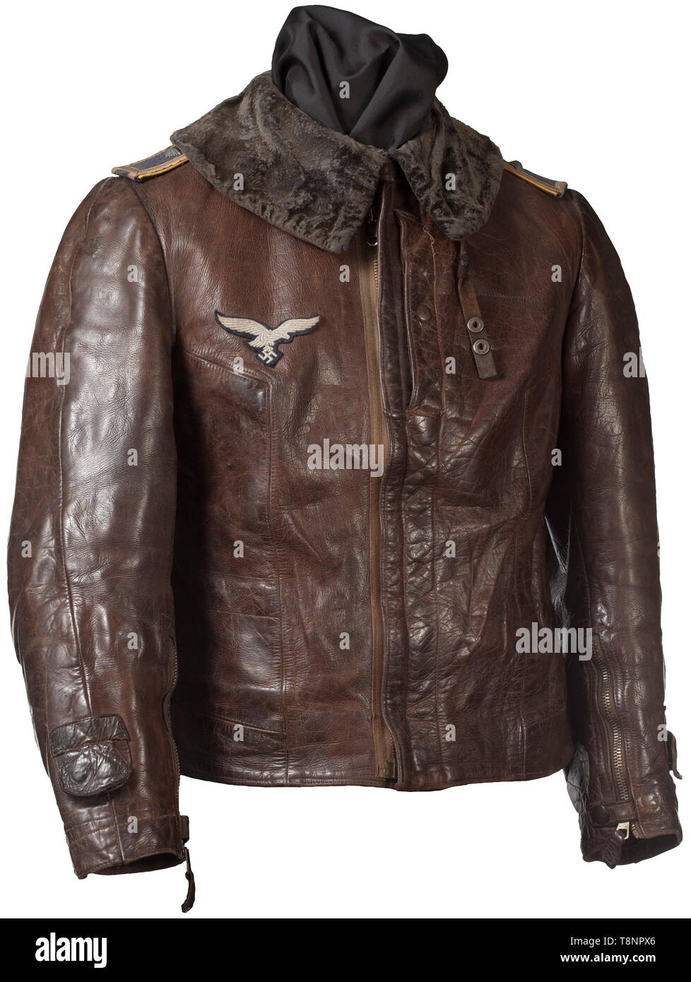 Une veste en cuir pour les pilotes de chasse dans la défense du Reich en  cuir marron lisse, avec un col en fausse fourrure bleu auparavant, boutons  par 'Stoko' ou 'Prym', par