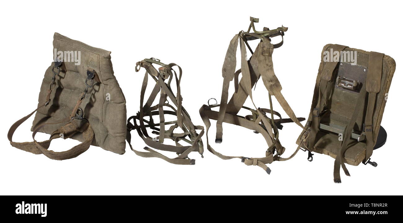 Transports -- et équipement pour mortier 34 Le mortier standard (GrW 34) a été développé par Rheinmetall dans vers 1932. Il y avait divers fabricants et des modifications jusqu'à la fin de la guerre. Les pièces suivantes sont proposées aux enchères : l'exécution pour le socle, bipied. Rack de transport pour tube, 'Fabricant' à partir de 1943. bvk Rack de transport de 39 pour la zone de grenade. Toutes les pièces avec des signes d'usage et l'âge, en partie estampillé et avec de nombreux accessoires tels que les ceintures et boucles etc, pas vérifié pour être complet. Pour l'équipement, Additional-Rights Clearance-Info-mort-Not-Available Banque D'Images