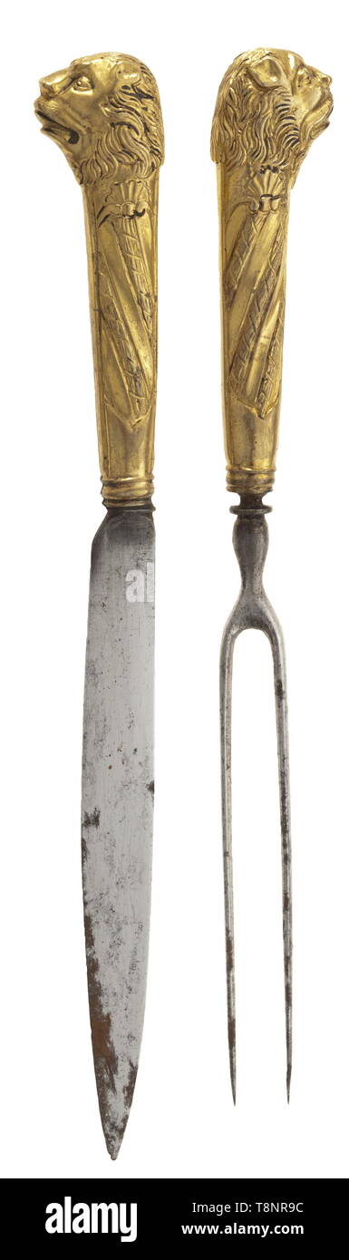 Une magnifique épée de chasse, ou prussien, Silésie vers 1730 légèrement courbé avec lame à double tranchant et point de fullers plat des deux côtés. La racine gravé sur les représentations de décoration jeu. Garde de laiton richement décorée en relief d'incendie bien conservé la dorure. La plaque de protection sous la forme d'un cygne, quillons et grip orné de rocailles, pommeau tête de lion. Ancien fourreau de remplacement de la couverture en cuir. Fire-médaillon doré avec deux pièces d'insertion correspondantes, des couverts. Couteau et fourchette à deux volets avec poignées dorées en relief w, Additional-Rights Clearance-Info-Not-Available- Banque D'Images