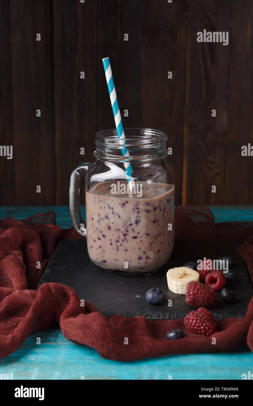 Photo de pot avec table sur smoothie Banque D'Images