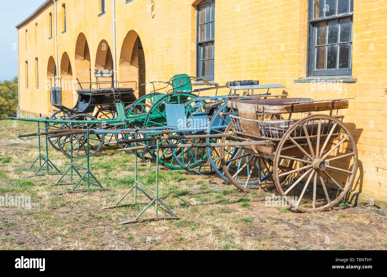 La Tasmanie, Australie - le 4 mars 2019 : vieux wagons alignés en face d'une dépendance au Clarendon House, près de la ville d'Evandale en Tasmanie. Banque D'Images