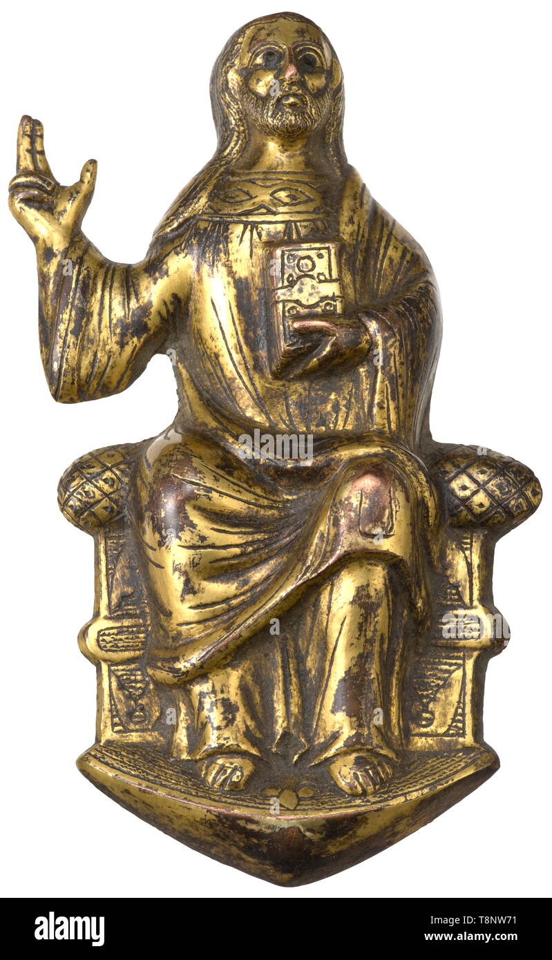 Un raccord religieuse, Dieu le Père sur son trône, 14ème/15ème siècle-creux a travaillé, cuivre doré, la main droite levée en bénédiction, la gauche tenant la Sainte Écriture. Hauteur 12 cm., historique, historique de l'artisanat, l'artisanat, craft, objet, objets, alambics, clipping, coupures, cut out, cut-out, cut-outs, moyen-âge, Additional-Rights Clearance-Info-Not-Available- Banque D'Images