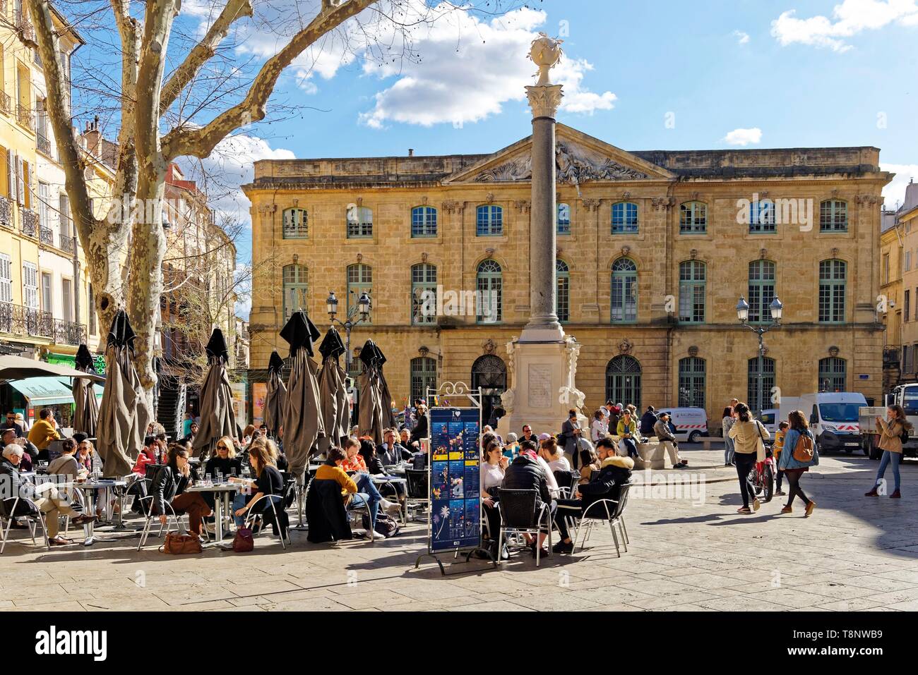 France, Bouches du Rhone, Aix en Provence, Place de l'Hôtel de Ville (City Hall Square) et Fontaine de la tanneurs Banque D'Images