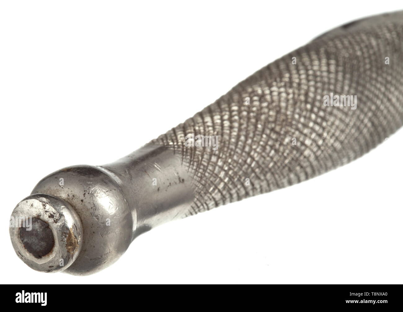 Un couteau de combat Fairbairn-Sykes, vers 1940, typique de la lame à double tranchant avec la section de diamants gravés ricasso ('Wilkinson Sword, London' et 'Le F-S couteau de combat'). Croix en forme de S-guard en acier nickel et nickelé, poignée à damiers de non-ferreux. Fourreau de cuir marron (bande de tissu déchiré en haut) avec du nickel le châtelet. Longueur totale environ 33 cm., historique, historique du 20e siècle, Additional-Rights Clearance-Info-Not-Available- Banque D'Images