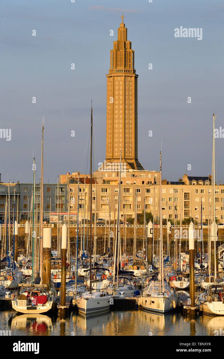 France, Seine Maritime, Le Havre, ville reconstruite par Auguste Perret classé au Patrimoine Mondial de l'UNESCO, l'anse de Joinville, Marina par le clocher de Banque D'Images