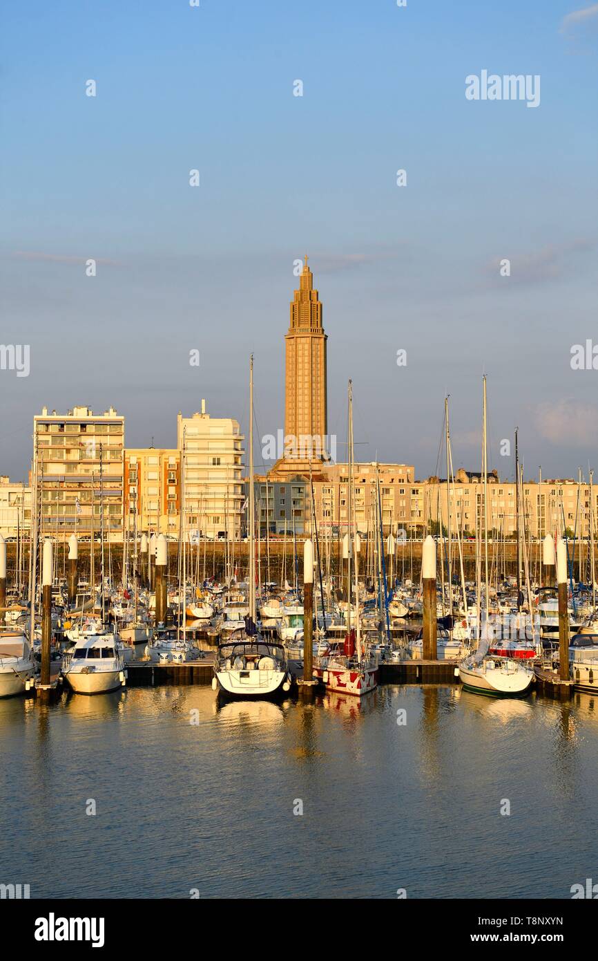 France, Seine Maritime, Le Havre, ville reconstruite par Auguste Perret classé au Patrimoine Mondial de l'UNESCO, l'anse de Joinville, Marina par le clocher de Banque D'Images