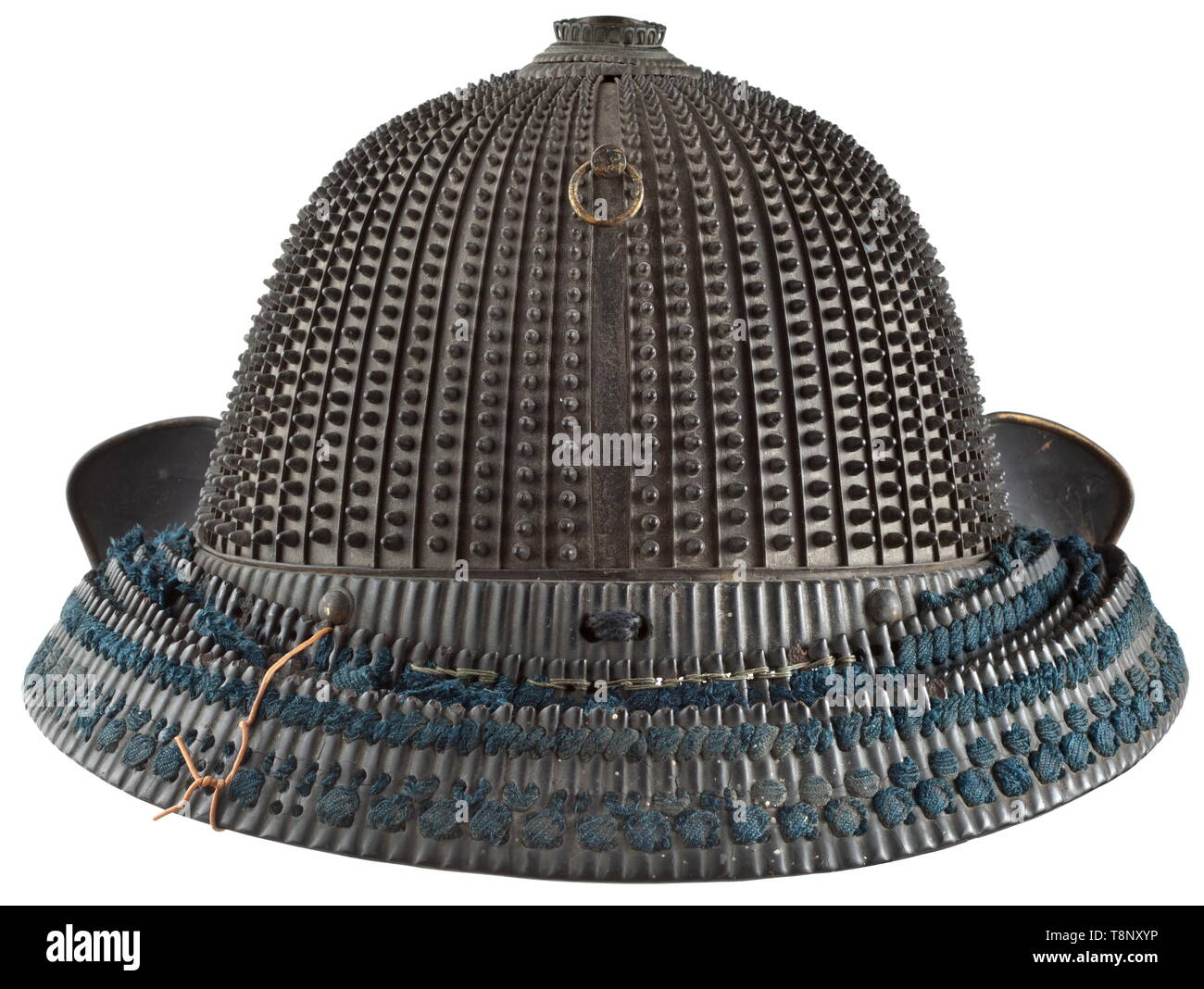 Un Japonais kabuto koboshi, fin de la période Edo Koboshi kabuto de 62 plaques avec kanemono tehen en quatre étapes. Pas de signature. Cinq-lame kitsuke kozane hineno-shikoro konito avec tressage de couleur claire. Fukigaeshi Palownia avec mon. Des signes de vieillissement et de l'utilisation, en partie avec des remplacements inexpert et les réparations. Poids 2,18 kg, historique historique., Japonais, Asiatique, Asie, Extrême-Orient, objet, objets, alambics, clipping, coupures, cut out, cut-out, cut-outs, 19e siècle, Additional-Rights Clearance-Info-Not-Available- Banque D'Images