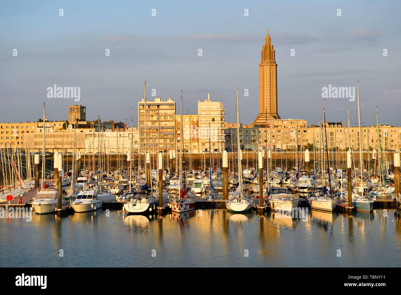 France, Seine Maritime, Le Havre, ville reconstruite par Auguste Perret classé au Patrimoine Mondial de l'UNESCO, l'anse de Joinville, Marina par le clocher de Banque D'Images