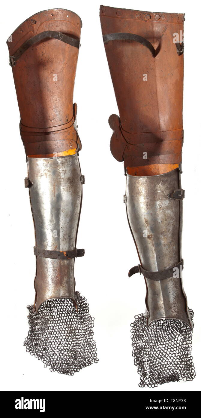 Deux défenses jambe Allemand, 2e moitié du 16e siècle la jambe légèrement différentes défenses, composé de morceaux plus anciens. Un morceau, légèrement ridée commisération avec tourné les bords. La pièce gauche gravée 'SS', la droite a frappé avec armoury mark 'pm'. Poleyns striée de trois lames, le ventilateur latéral avec plaques finement et bords en cordée. La fermeture de la charnière avec Greaves, pièce jointe avec mail pour la protection du pied. L'intérieur de l'armure recouverte de fil rouge. Longueur 67 et 69 cm., historique, historique, d'armes, d'armes de défense, d'armes, d'armes de combat, bras, ob, Editorial-Use-seulement Banque D'Images