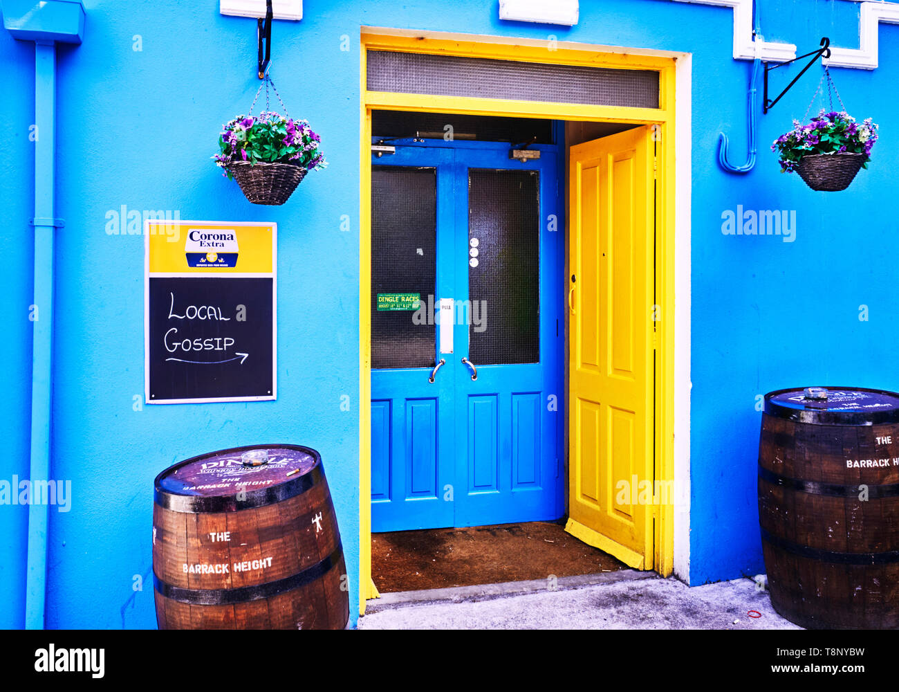 Signer pour les ragots à l'extérieur de la Chambre publique de la hauteur de la caserne à Dingle, Irlande Banque D'Images