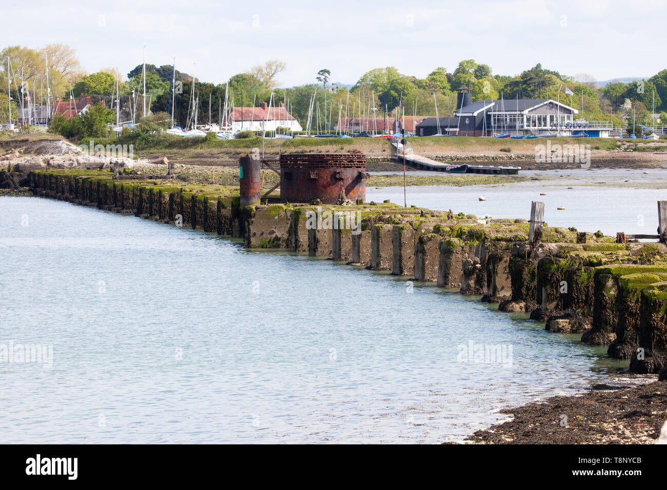 Les vestiges de l'ancien pont ferroviaire de l'île Hayling à Langstone Harbour, qui fait partie du port de Chichester Banque D'Images