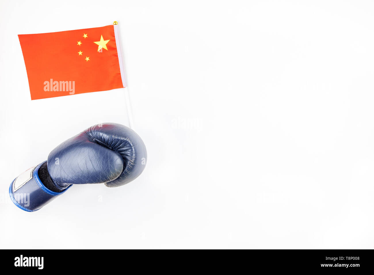 Creative haut voir télévision laïcs de gant de boxe avec la Chine d'un drapeau et d'exemplaire de l'espace sur fond blanc dans un style minimaliste. Concept politique Banque D'Images