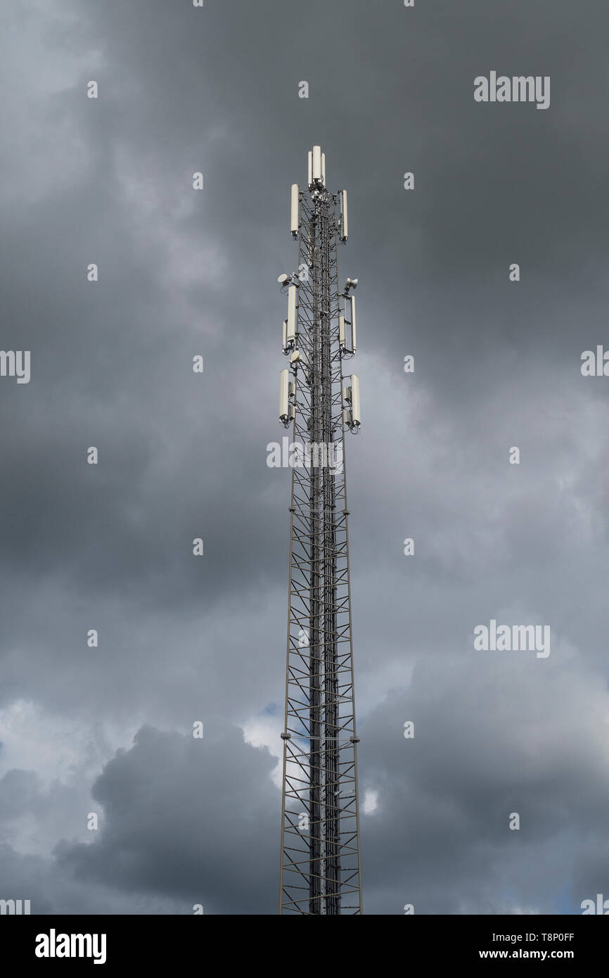 Mât de télécommunication pour les signaux de téléphone avec un ciel menaçant assombri Banque D'Images