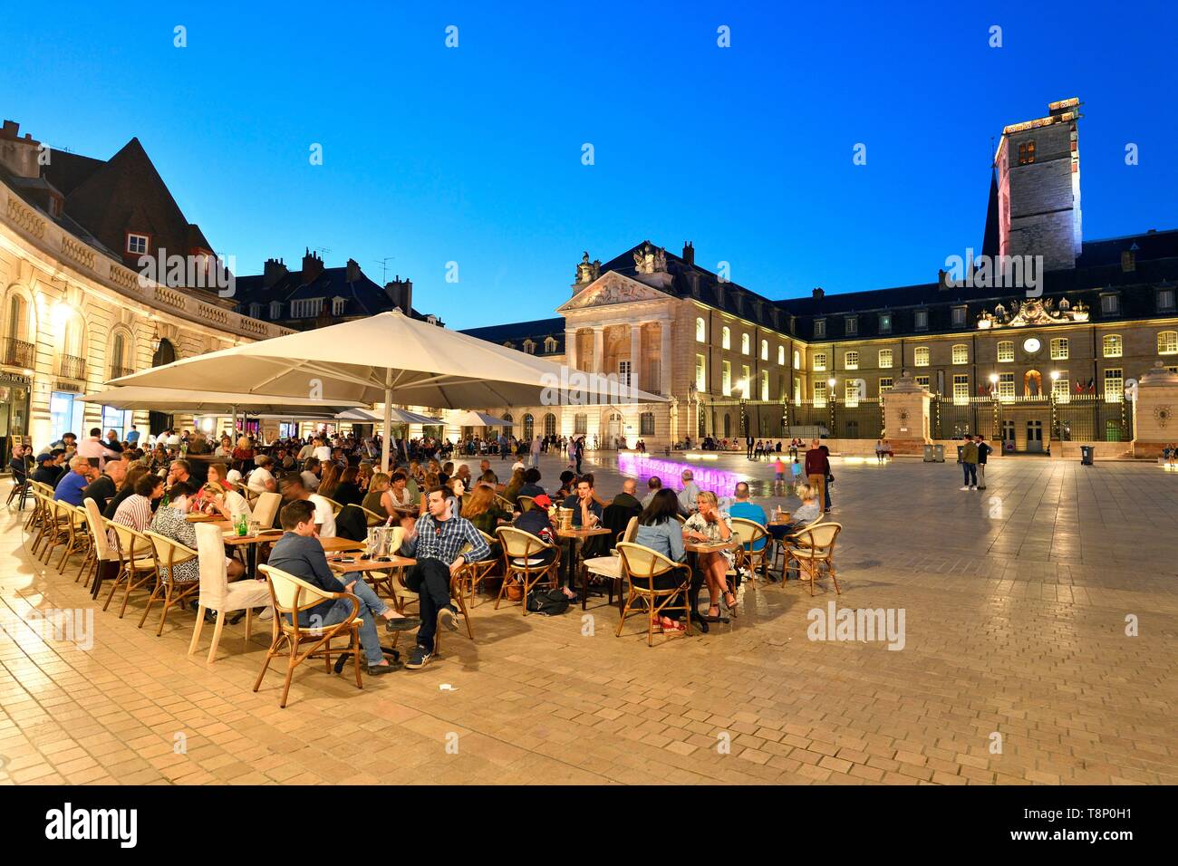 France, Côte d'Or, paysage culturel de climats de Bourgogne classé au Patrimoine Mondial par l'UNESCO, Dijon, fontaines sur la place de la Libération (Place de la libération) en face de la Tour Philippe le Bon (Philippe le Bon) et le Palais des Ducs de Bourgogne qui abrite l'hôtel de ville et le Musée des beaux-arts Banque D'Images