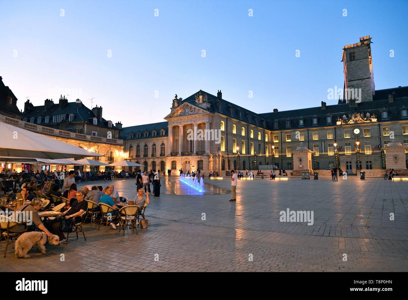 France, Côte d'Or, paysage culturel de climats de Bourgogne classé au Patrimoine Mondial par l'UNESCO, Dijon, fontaines sur la place de la Libération (Place de la libération) en face de la Tour Philippe le Bon (Philippe le Bon) et le Palais des Ducs de Bourgogne qui abrite l'hôtel de ville et le Musée des beaux-arts Banque D'Images