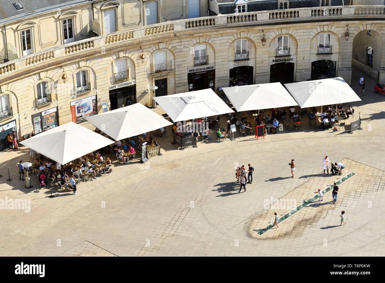 France, Côte d'Or, paysage culturel de climats de Bourgogne classé au Patrimoine Mondial par l'UNESCO, Dijon, Place de la Libération (Place de la libération) vue de la Tour Philippe le Bon (Philippe le Bon) du Palais des Ducs de Bourgogne Banque D'Images