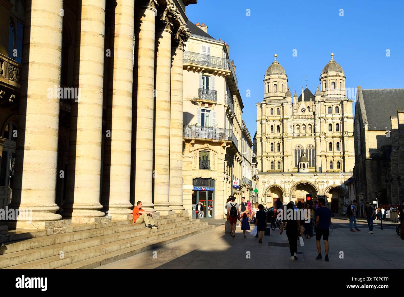 France, Côte d'Or, paysage culturel de climats de Bourgogne classé au Patrimoine Mondial par l'UNESCO, Dijon, Place du Théâtre, le théâtre et l'église Saint Michel Banque D'Images