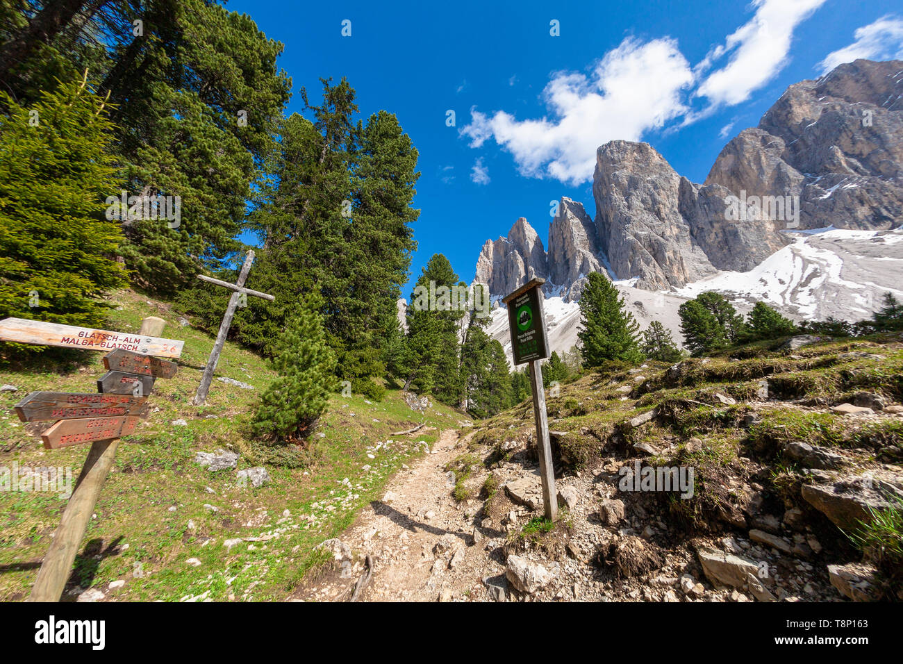 La signalisation et des sentiers de randonnée dans le Parc Naturel Puez-Odle, Dolomites, Funes, la province de Bolzano, le Tyrol du Sud, Italie Banque D'Images