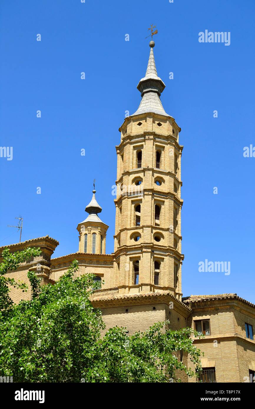 Espagne, Aragon, Saragosse, Plaza del Pilar, l'église de San Juan de Los Panetes et son clocher penché Banque D'Images