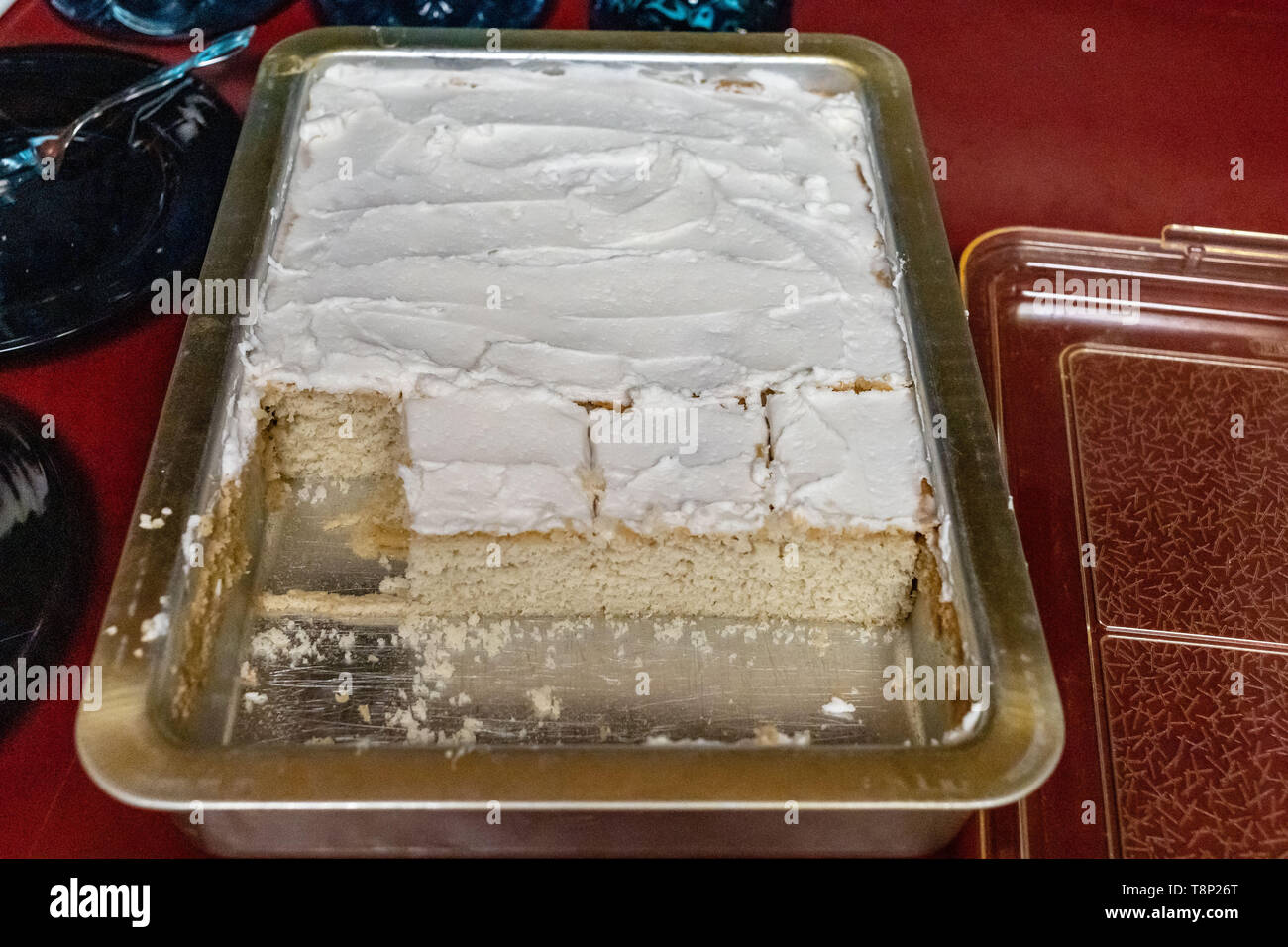 En regardant un gâteau blanc vanille traditionnelle après le dîner Banque D'Images