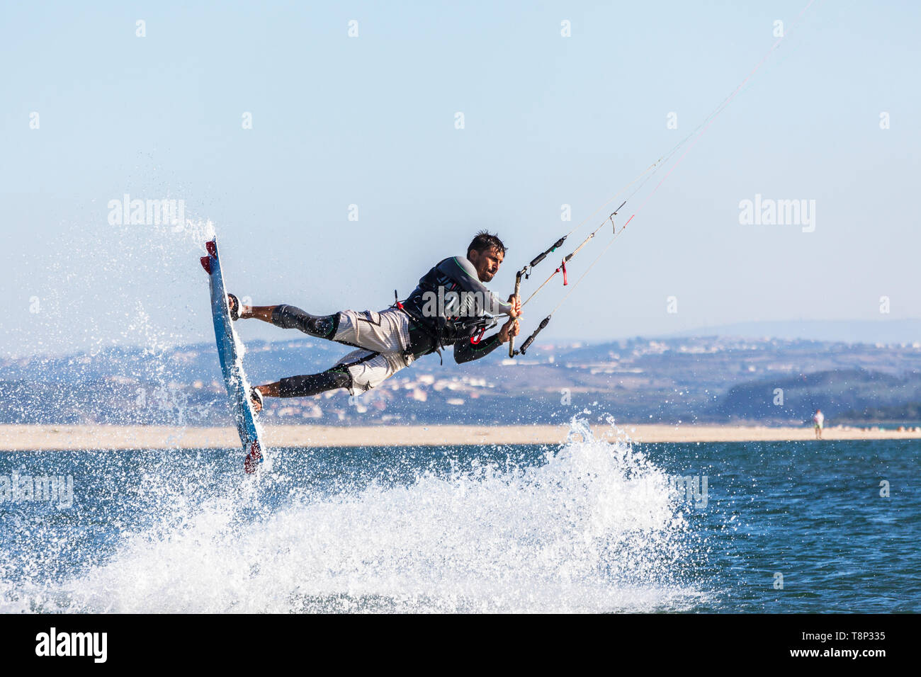 Kite surfer soulevé dans les airs avec vaporisateur Banque D'Images