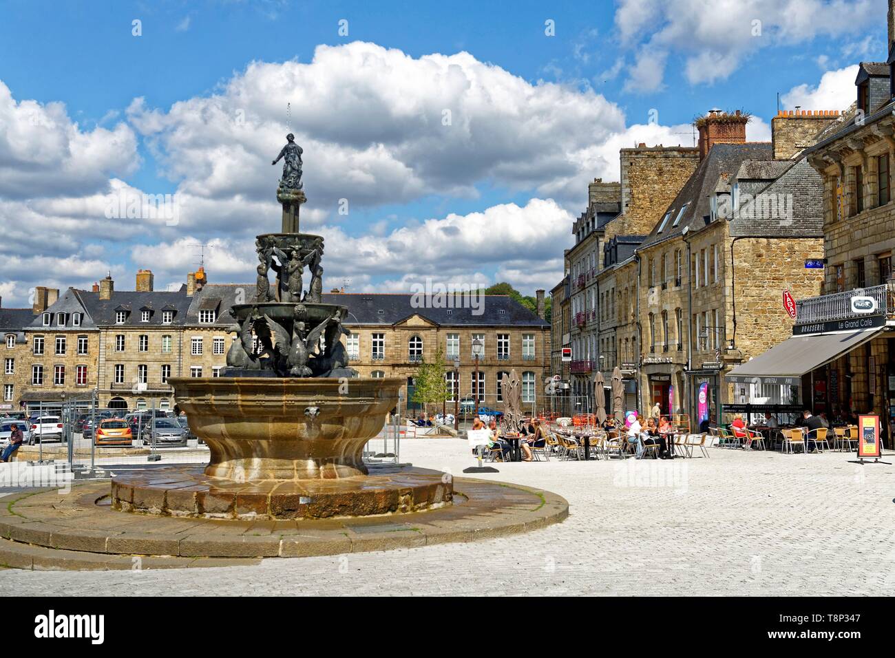 France, Cotes d'Armor, Guingamp, la Plomee Fontaine sur la place du Centre Banque D'Images