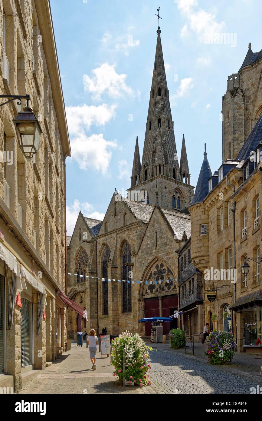 France, Cotes d'Armor, Guingamp, maison avec une tourelle, rue Notre-Dame, clocher de l'église Notre Dame de Bon Secours basilique Banque D'Images