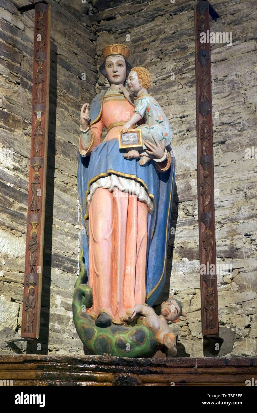 La France, Finistère, Chateauneuf du faou, Moustoir chapelle, statue en bois du 17e siècle d'une Vierge qui met des Eve-snake Banque D'Images