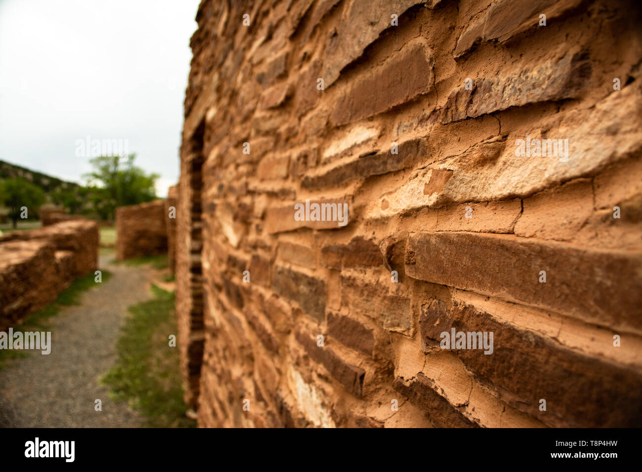 Châssis de fenêtre et mur de brique de ruines amérindiennes dans le sud-ouest Banque D'Images