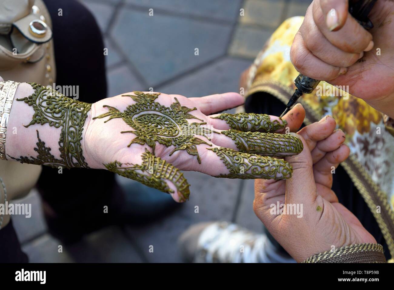 Le Maroc, Haut Atlas, Marrakech, ville impériale, médina classée au Patrimoine Mondial de l'UNESCO, la place Jemaa El Fna, tatouages au henné sur une main Banque D'Images