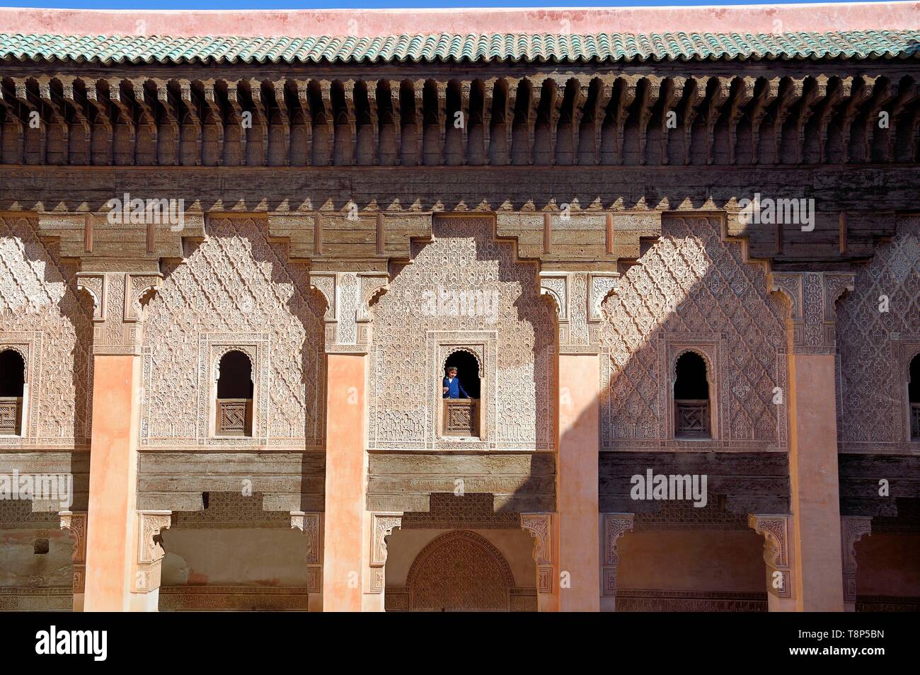 Le Maroc, Haut Atlas, Marrakech, ville impériale, médina classée au Patrimoine Mondial de l'UNESCO, Ali Ben Youssef Medersa (école coranique), fenêtre cintrée avec stucs ornementaux Banque D'Images