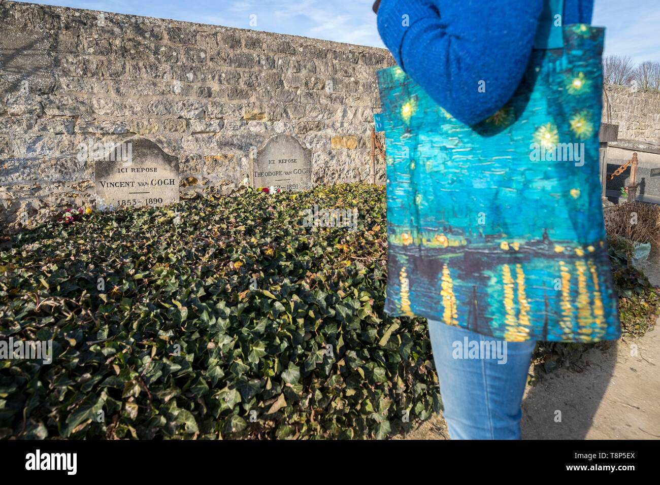 France, Val d'Oise, Parc naturel régional du Vexin français, Auvers-sur-Oise, cimetière, femme avec un sac décoré d'une reproduction de la nuit étoilée falls recueille elle-même des tombes de Vincent et Théodore Van Gogh Banque D'Images