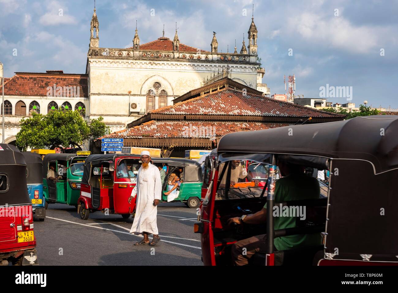 Sri Lanka, Colombo, quartier de Pettah, populaire et commercial, à l'ancienne Mairie construite en 1873 dans l'arrière-plan Banque D'Images