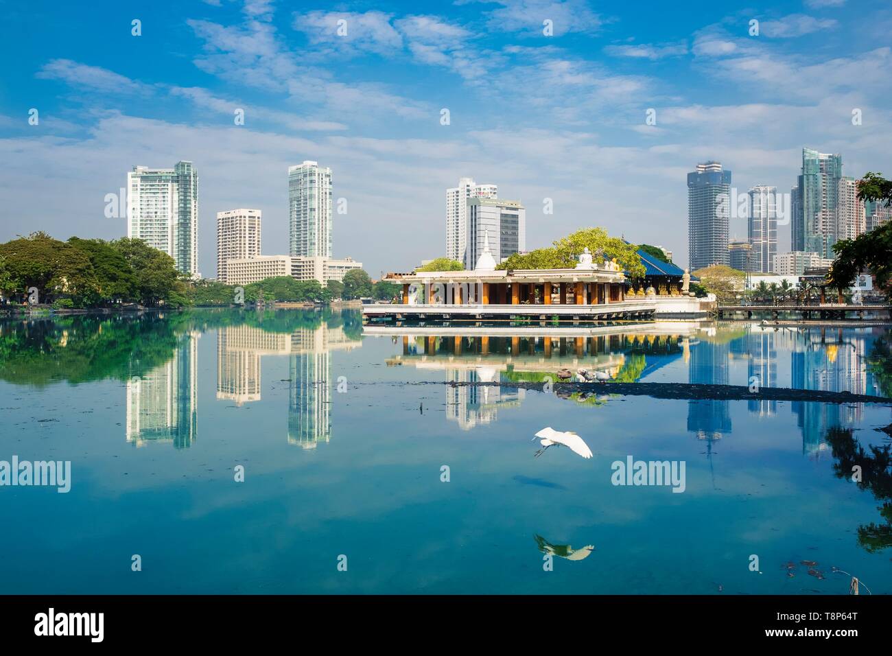 Sri Lanka, Colombo, Wekanda, Seema Malakaya district temple bouddhiste dans la Beira Lake Banque D'Images