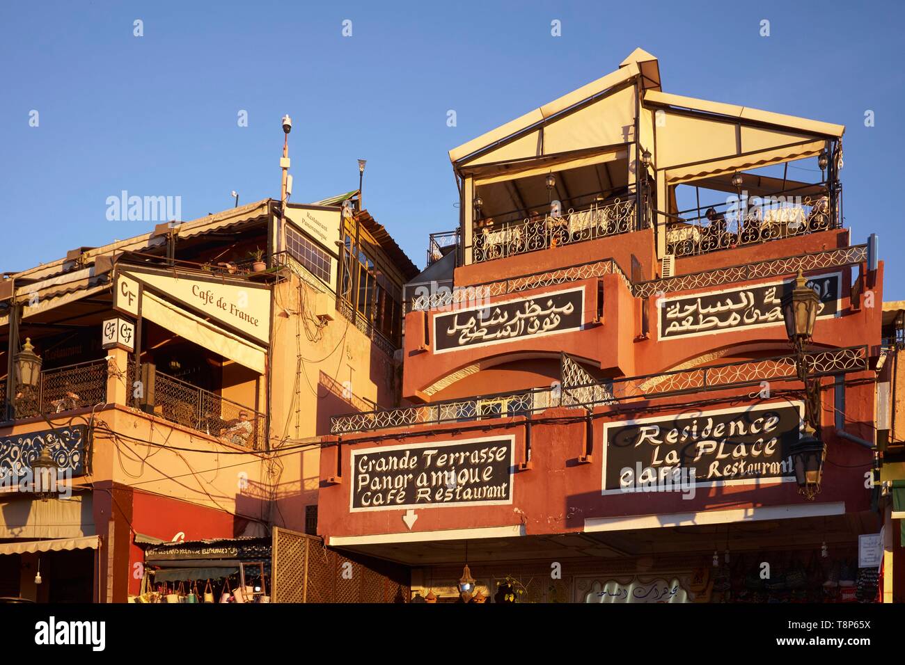 Le Maroc, Haut Atlas, Marrakech, ville impériale, médina classée au Patrimoine Mondial de l'UNESCO, la place Jemaa El Fna, Café de France, Résidences et La Place Cafe Banque D'Images