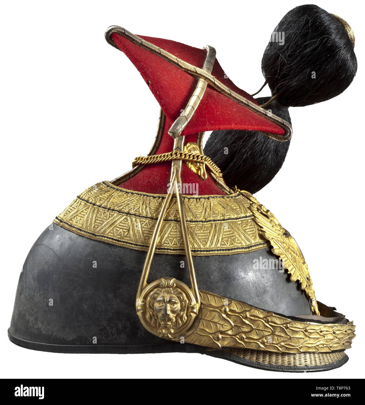 Une czapka et une boîte de cartouches de cavalerie capitaine Hans Schönbichler du Régiment n° 6 Landwehr-Uhlan austro-hongrois Czapka de cuir noir, crâne rouge garance, carré de tissu corde d'argent. Pochettes en cuir doré, bordées de jugulaires de bagues, de l'emblème liés avec le régiment de poing numéro '6', buffalo noir plume cheveux dorés, tête de lion sur les chaînes d'or de patrons, indiquant le rang du cordon avec un central et deux bandes latérales, doublure de soie blanche, portant le nom du propriétaire dans la vieille écriture, brown bandeau. Czapka couvert d'origine, Additional-Rights Clearance-Info-ligh-Not-Available Banque D'Images