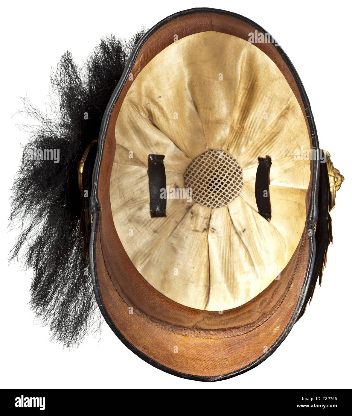 Une czapka et une boîte de cartouches de cavalerie capitaine Hans Schönbichler du Régiment n° 6 Landwehr-Uhlan austro-hongrois Czapka de cuir noir, crâne rouge garance, carré de tissu corde d'argent. Pochettes en cuir doré, bordées de jugulaires de bagues, de l'emblème liés avec le régiment de poing numéro '6', buffalo noir plume cheveux dorés, tête de lion sur les chaînes d'or de patrons, indiquant le rang du cordon avec un central et deux bandes latérales, doublure de soie blanche, portant le nom du propriétaire dans la vieille écriture, brown bandeau. Czapka couvert d'origine, Additional-Rights Clearance-Info-ligh-Not-Available Banque D'Images