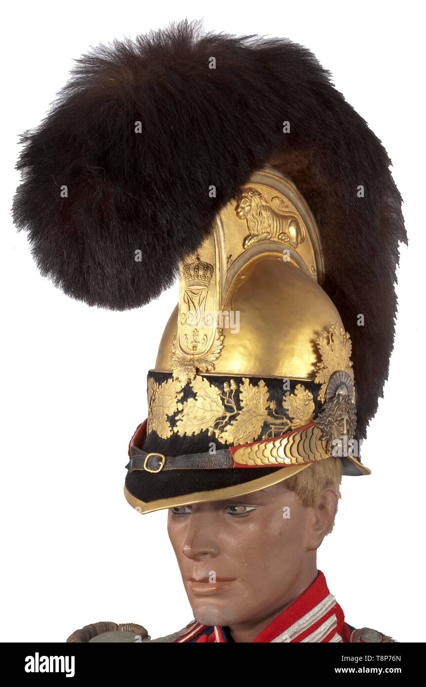 Un ensemble uniforme d'un capitaine de la garde du corps Regiment, 1814 -  1825 pièce de collection personnalisés intégrant des parties plus anciennes,  principalement de la 19e siècle. Laiton doré avec casque