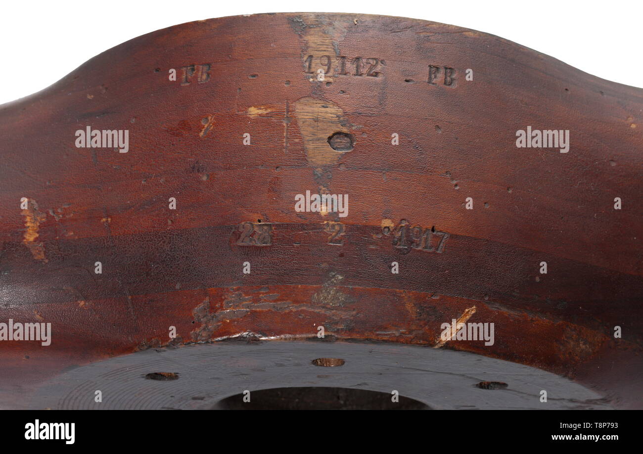 Une hélice d'un noyer et acajou laminé Première Guerre mondiale deux lames, le patron de l'hélice le timbre "FB FB 19112' et datée '28.2.1917', d'autres le timbre "CA. B.SI. 160 HP.P.D.275 P.175', un patron face timbre "19112 P' avec 'date 12.1.917', les deux tiers de chaque lame avec finition vernis d'origine, les conseils sur-peint de couleur vert pâle avec des bandes bleu-vert, diamètre 108,5 (en 275 cm). Historique, contexte historique, les pays fournisseurs, les troupes, les forces armées, militaire, militaria, armée, aile, groupe, l'armée de l'air, les forces de l'air, 20e siècle, Editorial-Use-seulement Banque D'Images