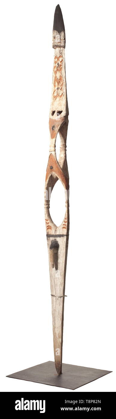 Un pôle nord ouest de l'ancestrale Asmat, Guinée, polychrome stylisé figure masculine, partiellement ajouré en relief et en. Hauteur 286 cm. Les poteaux étaient ancestrales suspendue au plafond à poutres apparentes déjà pendant la construction d'une maison longue et sont un élément important de la foi. Asmat, historique, historique de l'archipel indonésien, l'Indonésie, l'Extrême-Orient, Asie, Asiatique, l'ethnologie, l'appartenance ethnique, tribale, ethnique, objet, objets, alambics, clipping, coupures, cut out, cut-out, cut-outs,-Additional-Rights Clearance-Info-Not-Available Banque D'Images