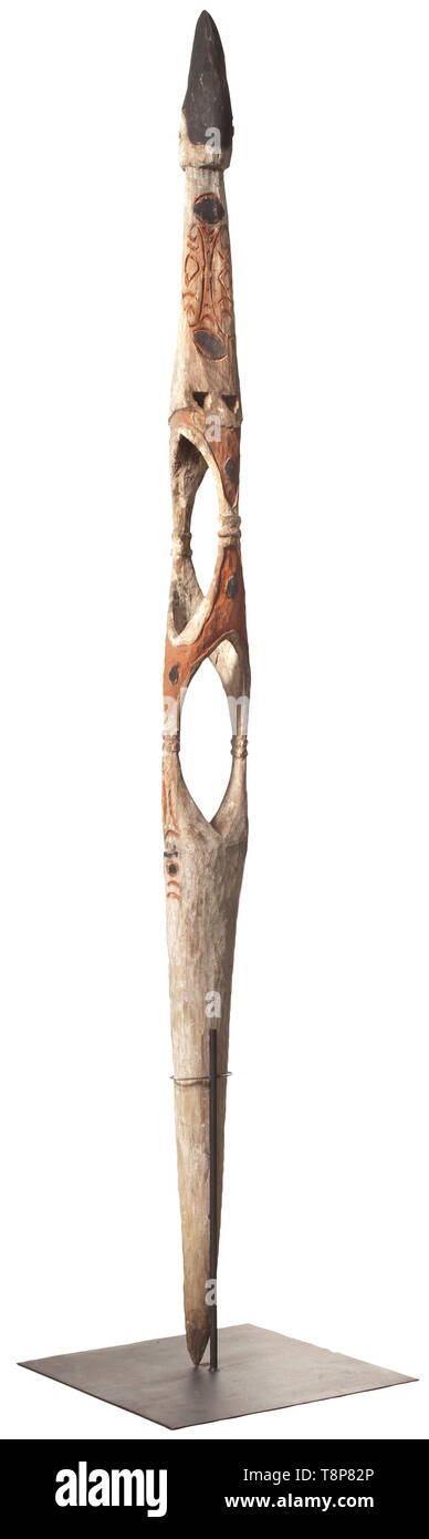 Un pôle nord ouest de l'ancestrale Asmat, Guinée, polychrome stylisé figure masculine, partiellement ajouré en relief et en. Hauteur 286 cm. Les poteaux étaient ancestrales suspendue au plafond à poutres apparentes déjà pendant la construction d'une maison longue et sont un élément important de la foi. Asmat, historique, historique de l'archipel indonésien, l'Indonésie, l'Extrême-Orient, Asie, Asiatique, l'ethnologie, l'appartenance ethnique, tribale, ethnique, objet, objets, alambics, clipping, coupures, cut out, cut-out, cut-outs,-Additional-Rights Clearance-Info-Not-Available Banque D'Images