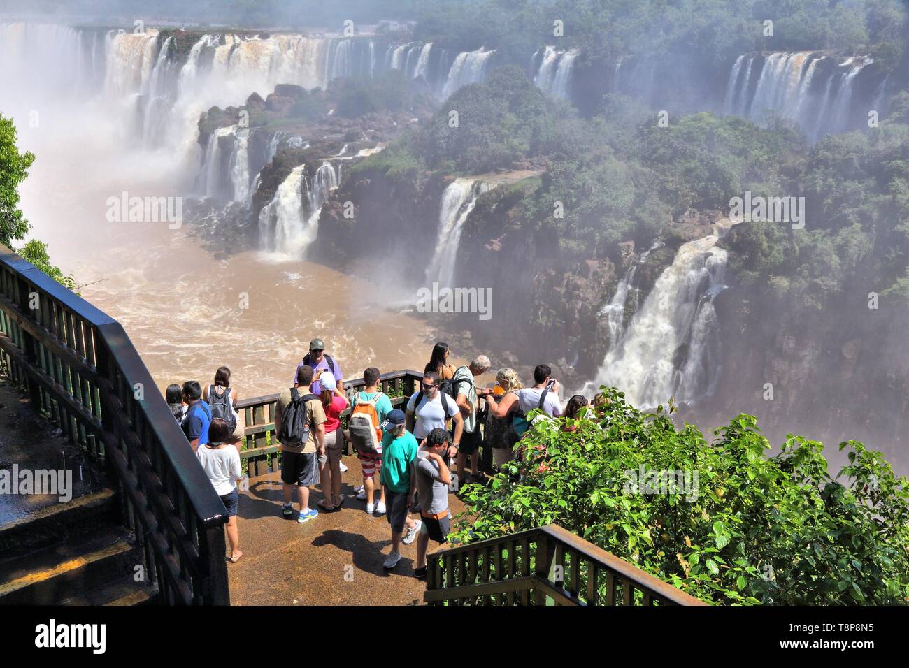 Le Parc National Iguaçu, Brésil - 9 octobre 2014 : personnes visitent le Parc National Iguaçu au Brésil. Le parc a été créé en 1939 et est un UNESCO World Il Banque D'Images