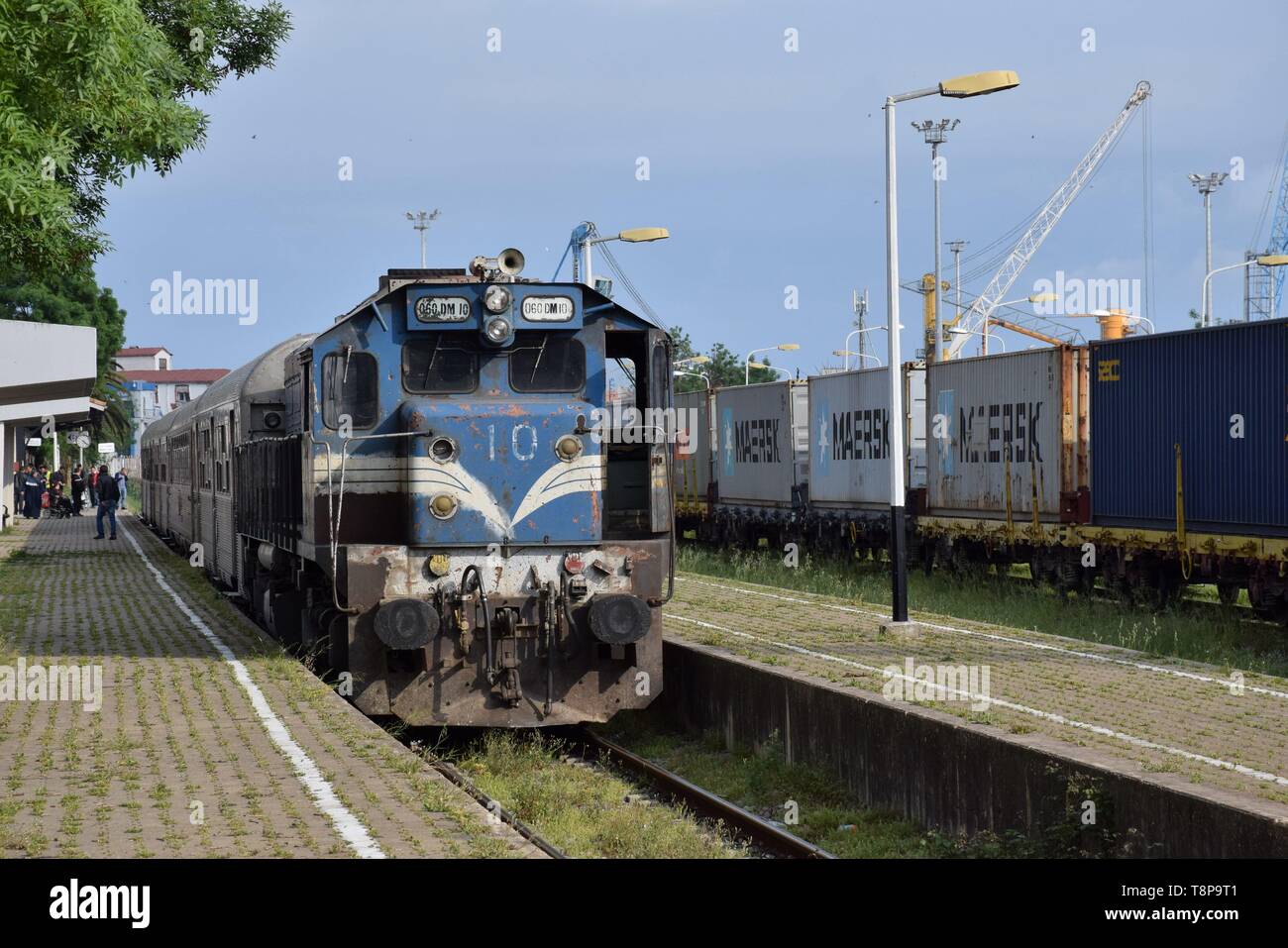 Avec des trains de voyageurs sur loco diesel 02.04.2019 dans la ville de port Bejaia - Algérie. Dans le monde d'utilisation | Banque D'Images