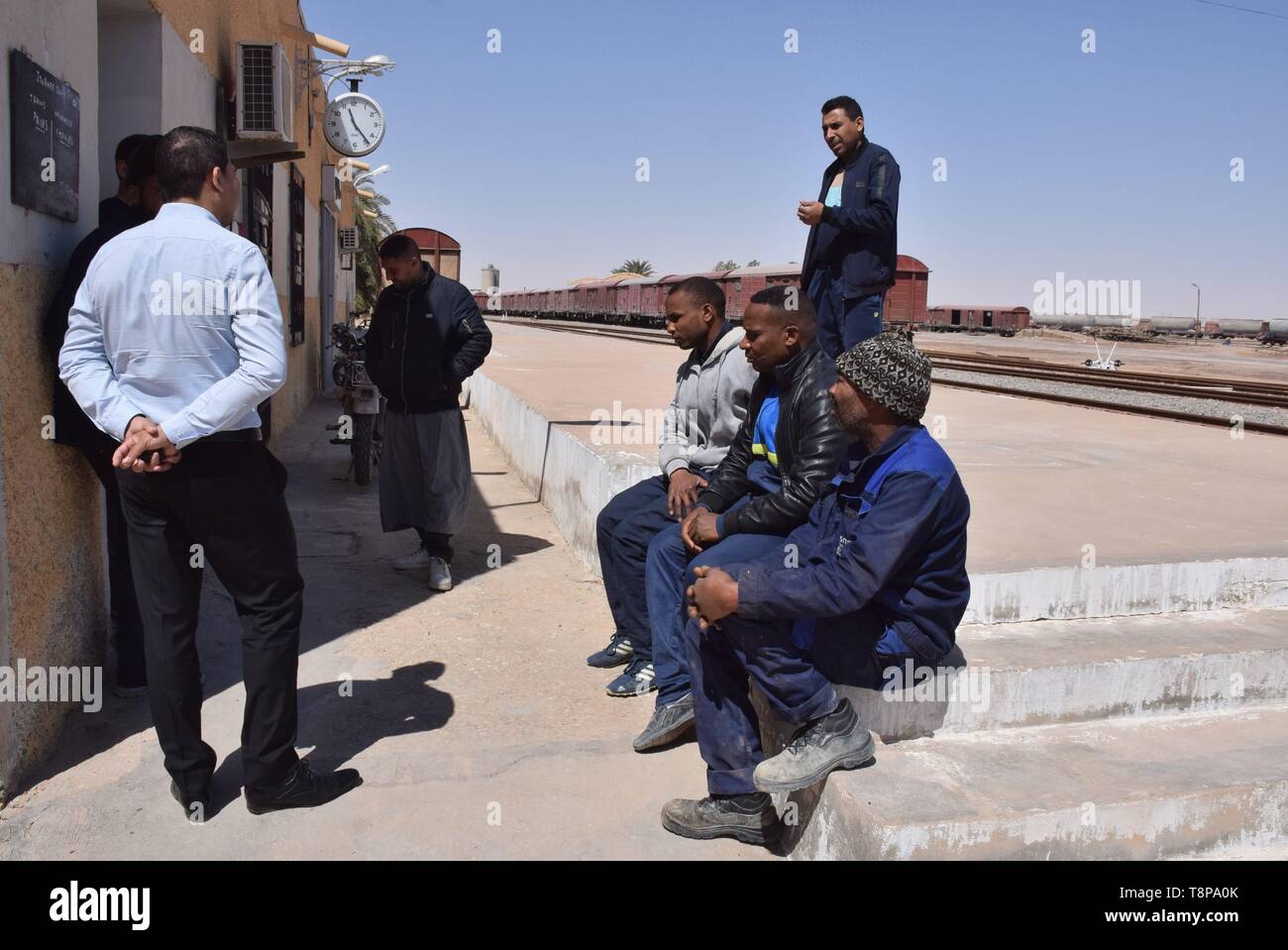 Les cheminots d'une gare sur 29.03.2019 à Touggourt - Algérie. Dans le monde d'utilisation | Banque D'Images