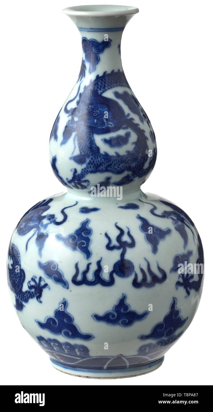 Un vase balustre bleu-blanc, période Qianlong (1736-96) en porcelaine  blanche avec décor bleu représentant des dragons entre nuages sur l'océan.  Sur la base d'un décor bleu mark Quianlong. Très bien, parfait état.