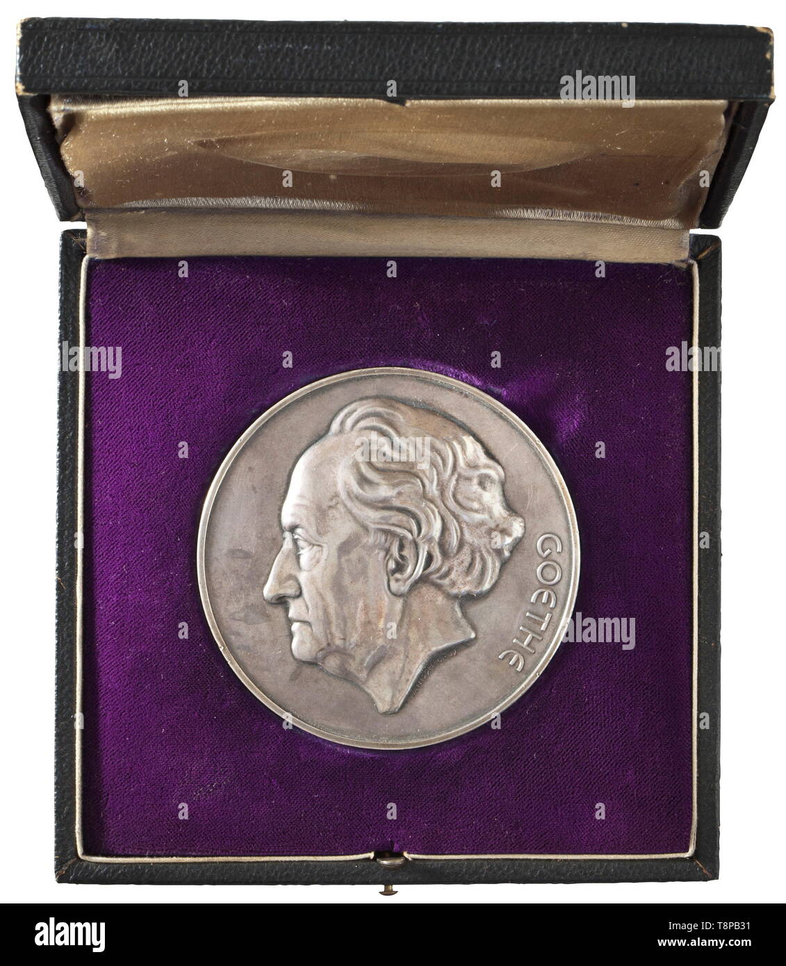 Une médaille Goethe pour l'art et de la Science 2ème modèle. Grande médaille d'argent, diamètre 70 mm. L'avers avec tête portrait de Goethe, la signature de l'artiste 'Hanisch C.39', 'inscription' de Goethe. La marche arrière avec grand aigle national au-dessus de l'inscription 'für Kunst und Wissenschaft" (tr. ' Pour l'art et la Science"), circonscription 'Gestiftet vom Reichspräsidenten von Hindenburg 1932' (tr. Onated «par le Reich Le Président von Hindenburg 1932'). Le bord avec de l'argent marque de l'État prussien de Berlin à la Menthe : croissant de lune '835 Pr.St.M.B.', sans gravure du nom du destinataire. Bonne condi, Editorial-Use-seulement Banque D'Images Une médaille Goethe pour l'art et de la Science 2ème modèle. Grande médaille d'argent, diamètre 70 mm. L'avers avec tête portrait de Goethe, la signature de l'artiste 'Hanisch C.39', 'inscription' de Goethe. La marche arrière avec grand aigle national au-dessus de l'inscription 'für Kunst und Wissenschaft" (tr. ' Pour l'art et la Science"), circonscription 'Gestiftet vom Reichspräsidenten von Hindenburg 1932' (tr. Onated «par le Reich Le Président von Hindenburg 1932'). Le bord avec de l'argent marque de l'État prussien de Berlin à la Menthe : croissant de lune '835 Pr.St.M.B.', sans gravure du nom du destinataire. Bonne condi, Editorial-Use-seulement Banque D'Images