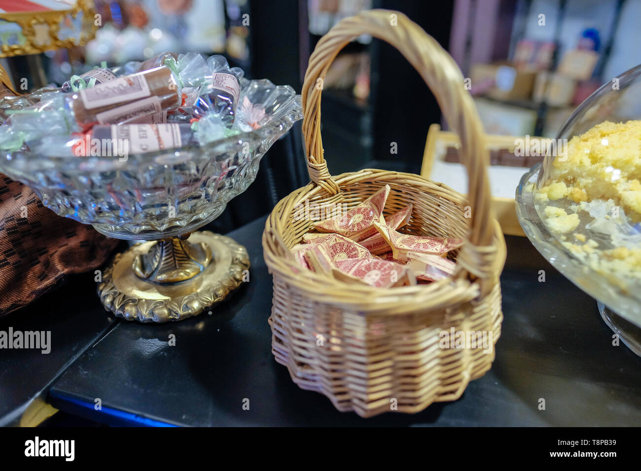 Panier de bonbons et un bol de bonbons Banque D'Images