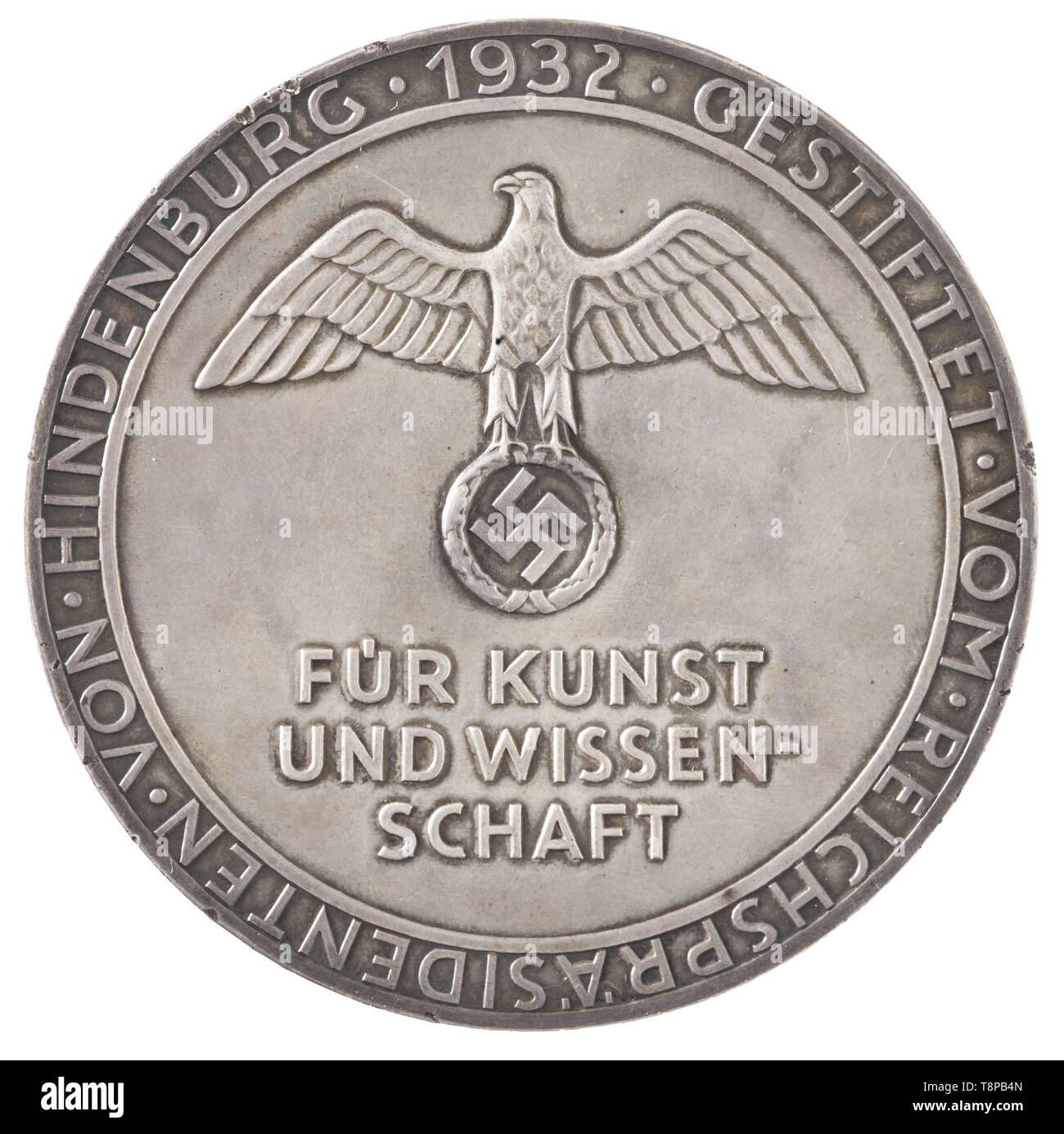 Une médaille Goethe pour l'art et de la Science 2ème modèle. Grande médaille d'argent, diamètre 70 mm. L'avers avec tête portrait de Goethe, la signature de l'artiste 'Hanisch C.39', 'inscription' de Goethe. La marche arrière avec grand aigle national au-dessus de l'inscription 'für Kunst und Wissenschaft" (tr. ' Pour l'art et la Science"), circonscription 'Gestiftet vom Reichspräsidenten von Hindenburg 1932' (tr. Onated «par le Reich Le Président von Hindenburg 1932'). Le bord avec de l'argent marque de l'État prussien de Berlin à la Menthe : croissant de lune '835 Pr.St.M.B.', sans gravure du nom du destinataire. Bonne condi, Editorial-Use-seulement Banque D'Images Une médaille Goethe pour l'art et de la Science 2ème modèle. Grande médaille d'argent, diamètre 70 mm. L'avers avec tête portrait de Goethe, la signature de l'artiste 'Hanisch C.39', 'inscription' de Goethe. La marche arrière avec grand aigle national au-dessus de l'inscription 'für Kunst und Wissenschaft" (tr. ' Pour l'art et la Science"), circonscription 'Gestiftet vom Reichspräsidenten von Hindenburg 1932' (tr. Onated «par le Reich Le Président von Hindenburg 1932'). Le bord avec de l'argent marque de l'État prussien de Berlin à la Menthe : croissant de lune '835 Pr.St.M.B.', sans gravure du nom du destinataire. Bonne condi, Editorial-Use-seulement Banque D'Images