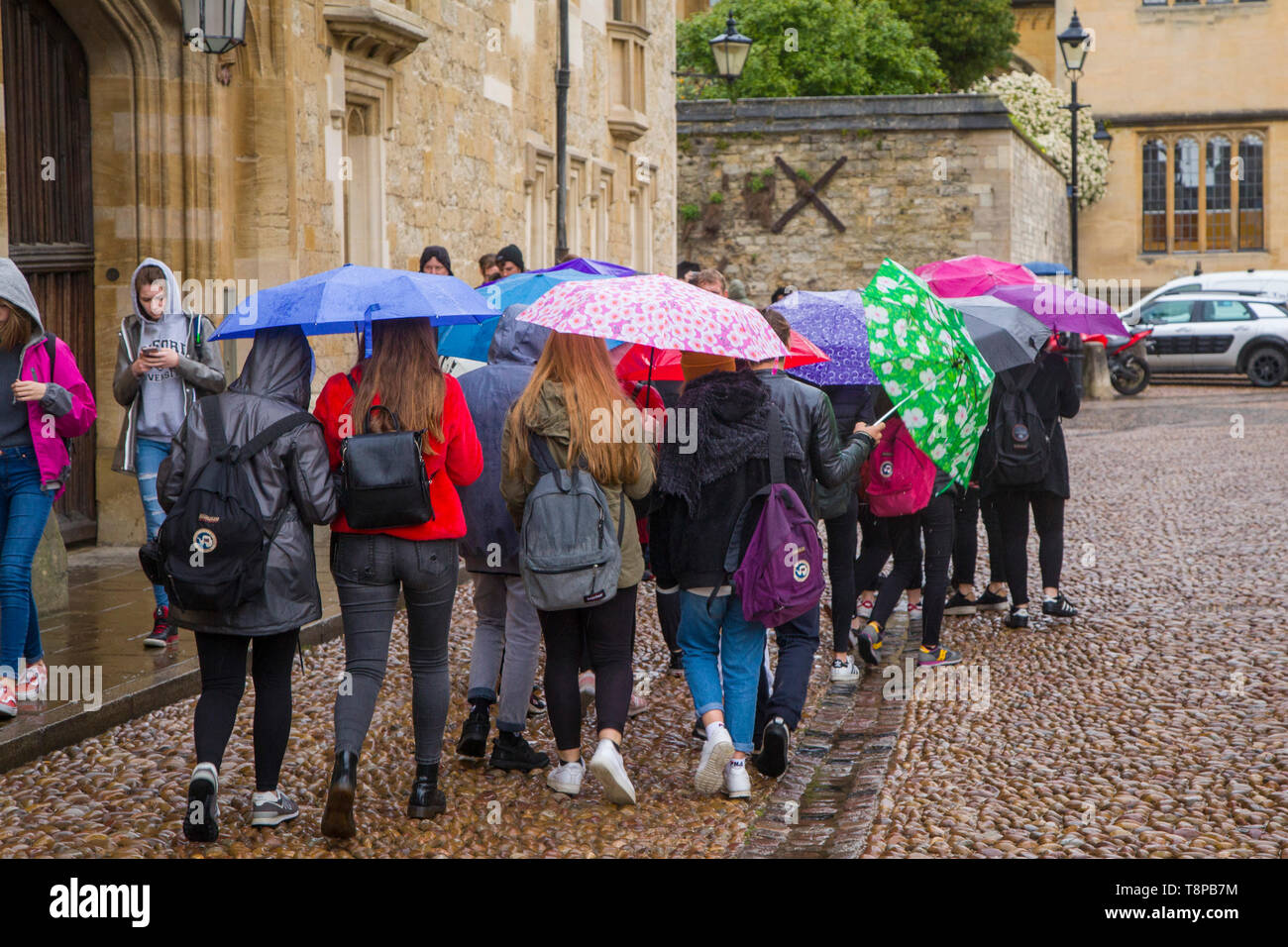 Une partie des élèves avec des parasols sous la pluie à Oxford Banque D'Images